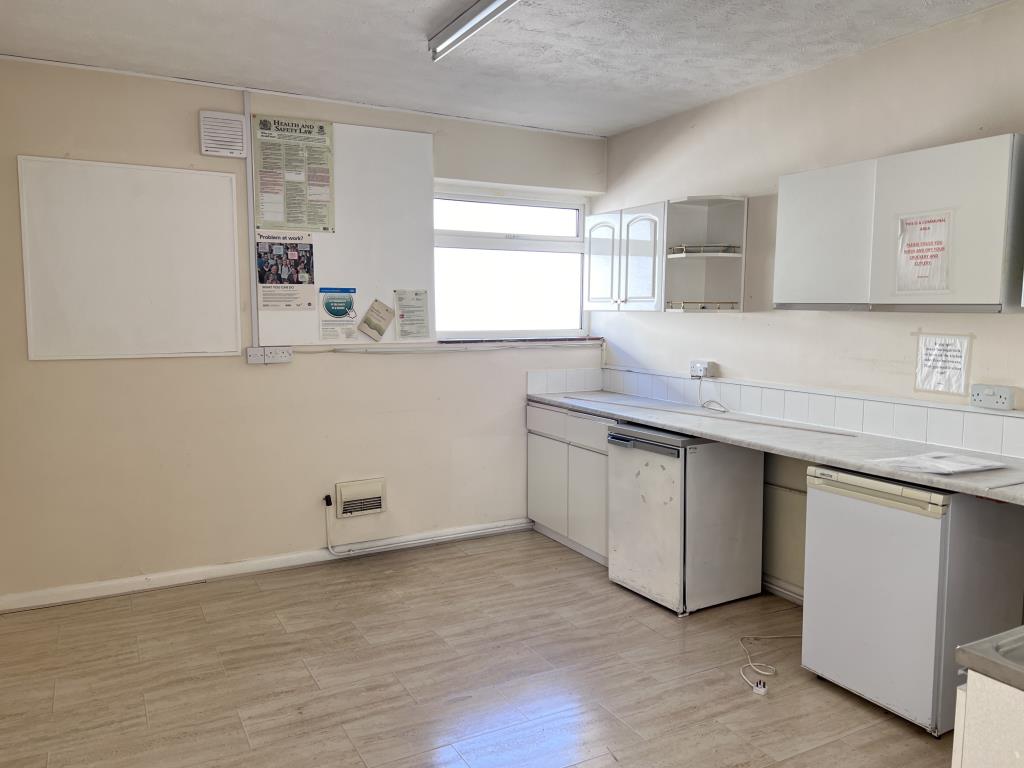 Lot: 91 - FREEHOLD DEVELOPMENT SITE - Ground floor kitchen with fitted units